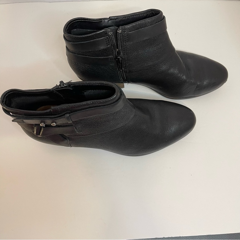 Clarks Collection Womens Black Leather Ankle Bootie Sz 8